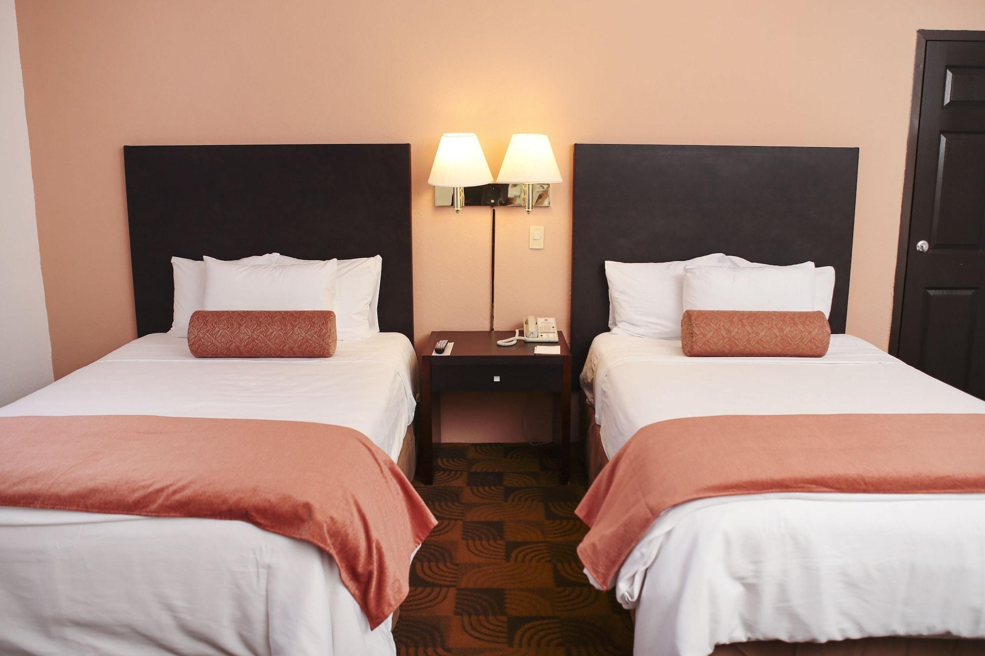 Quality Inn Нуэво-Ларедо Экстерьер фото