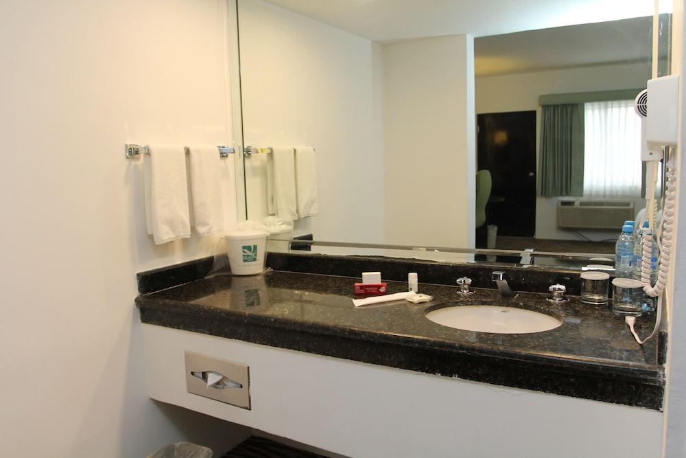Quality Inn Нуэво-Ларедо Экстерьер фото