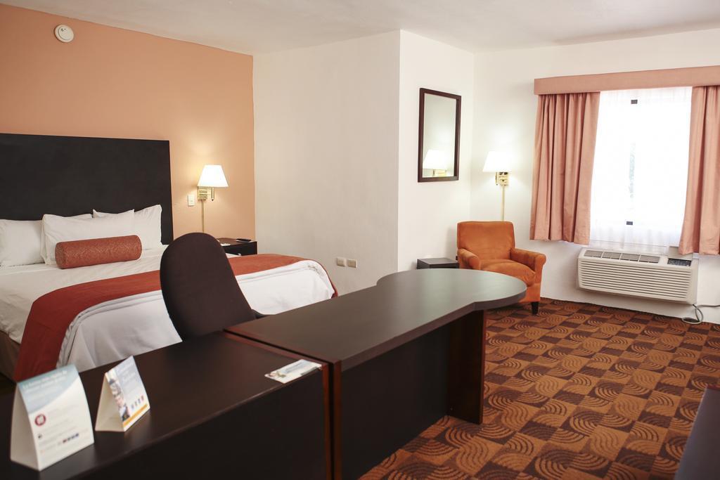 Quality Inn Нуэво-Ларедо Экстерьер фото