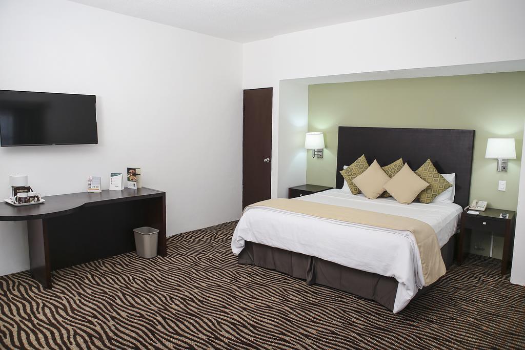 Quality Inn Нуэво-Ларедо Экстерьер фото