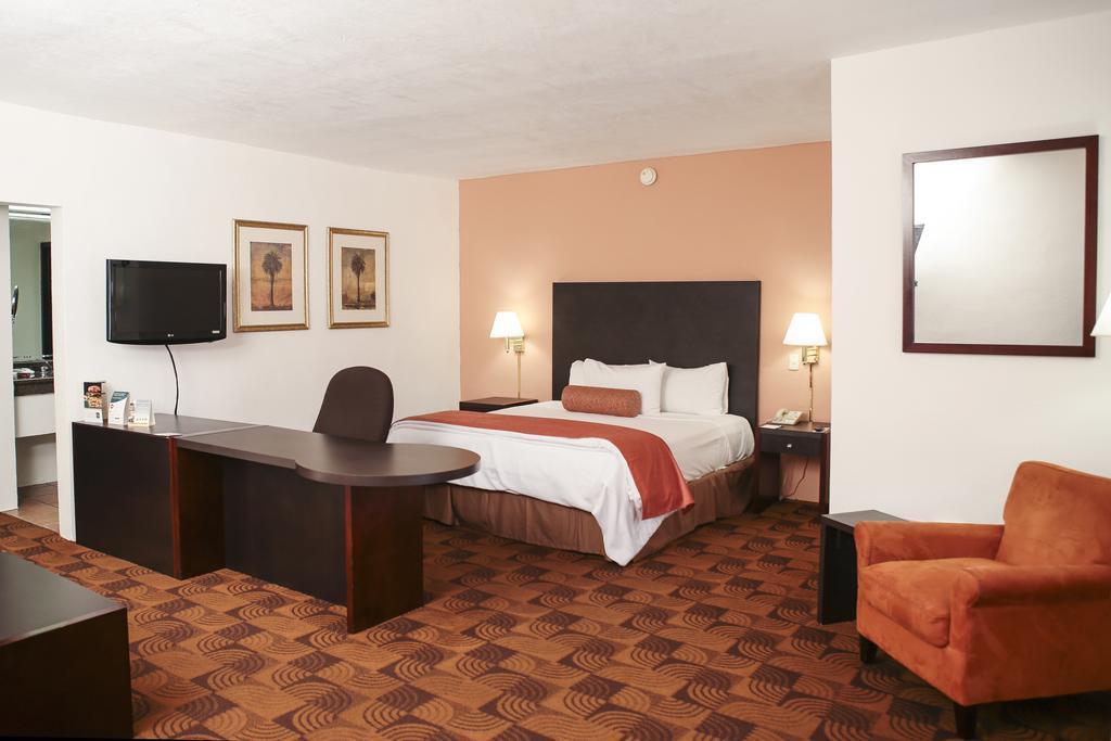 Quality Inn Нуэво-Ларедо Экстерьер фото