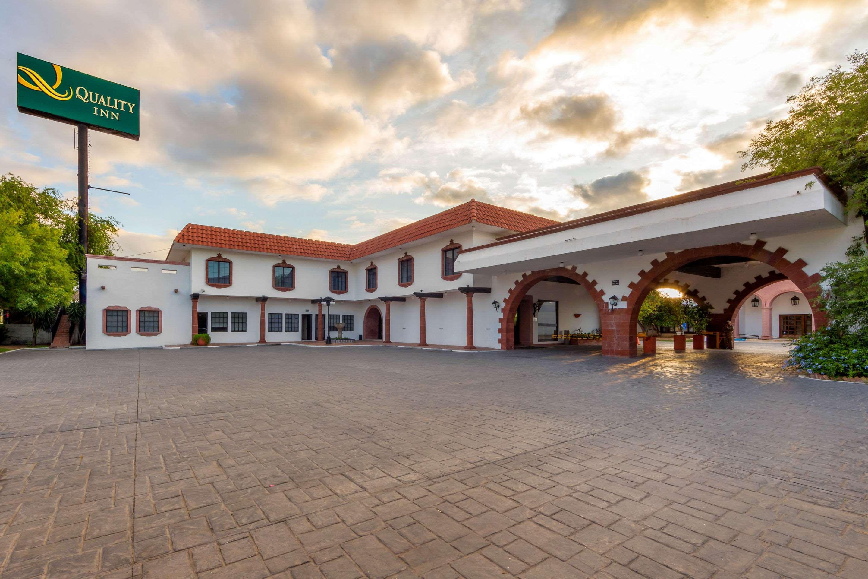 Quality Inn Нуэво-Ларедо Экстерьер фото