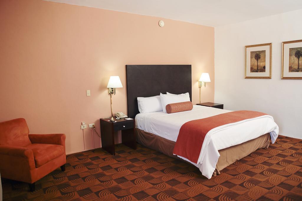 Quality Inn Нуэво-Ларедо Экстерьер фото