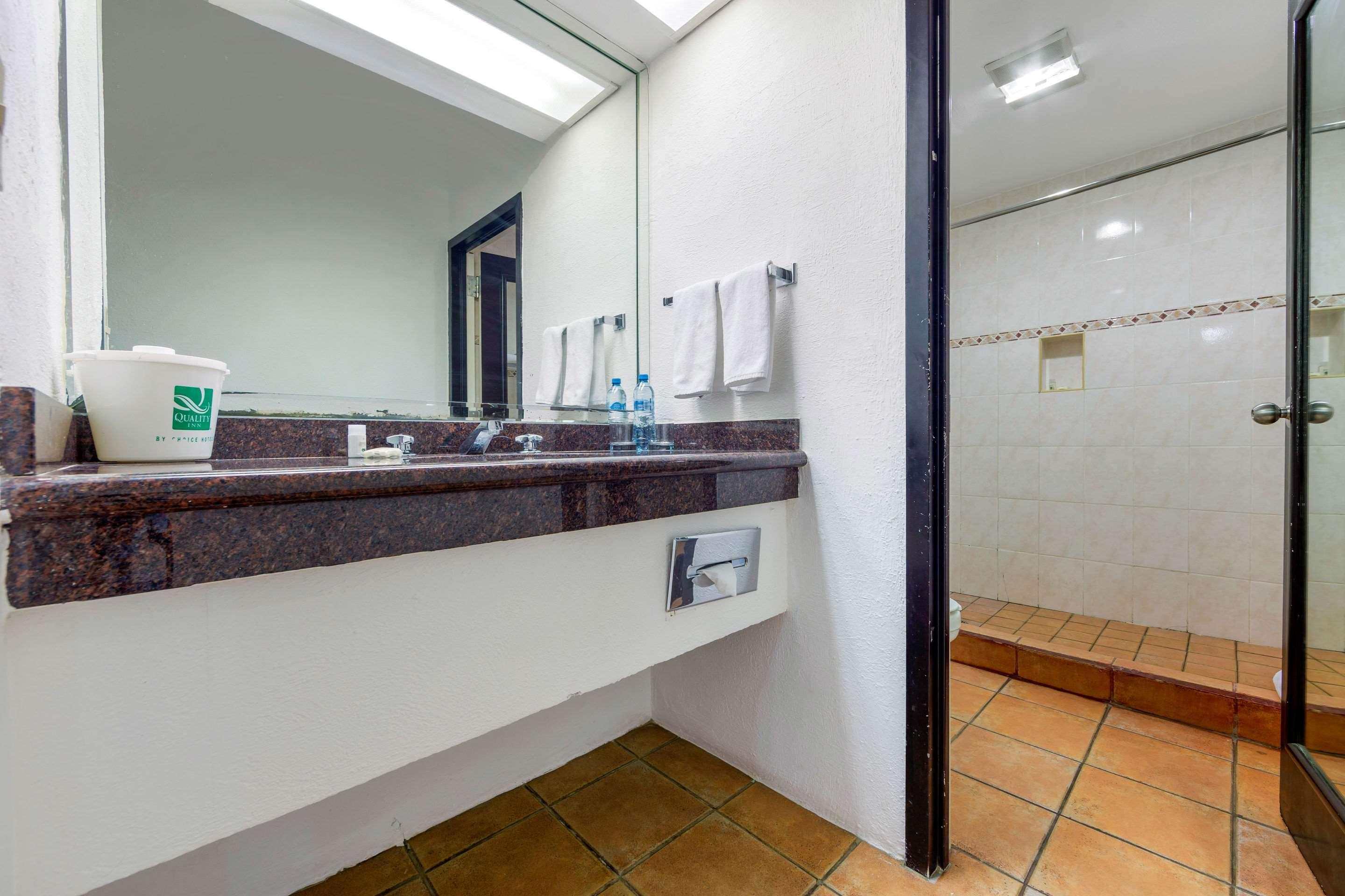 Quality Inn Нуэво-Ларедо Экстерьер фото