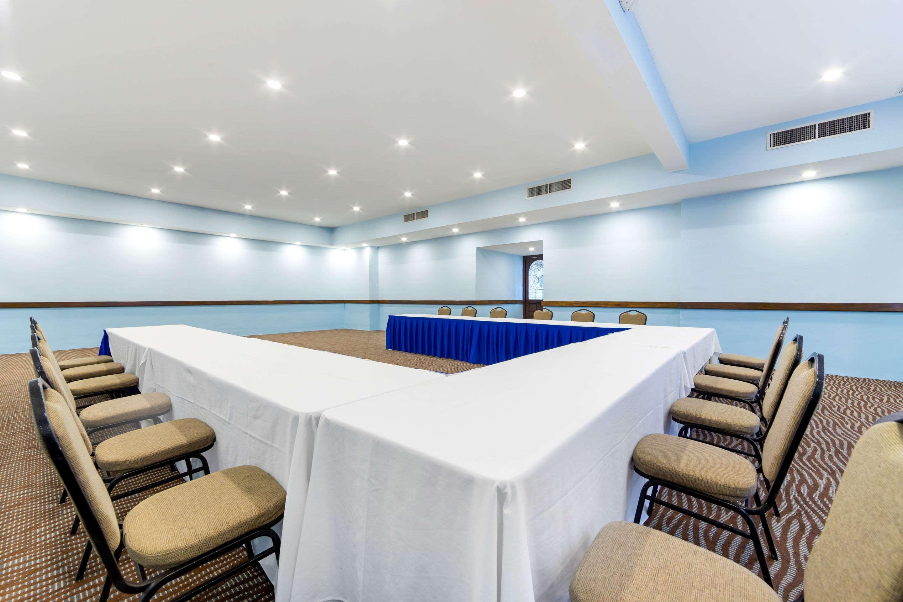 Quality Inn Нуэво-Ларедо Экстерьер фото