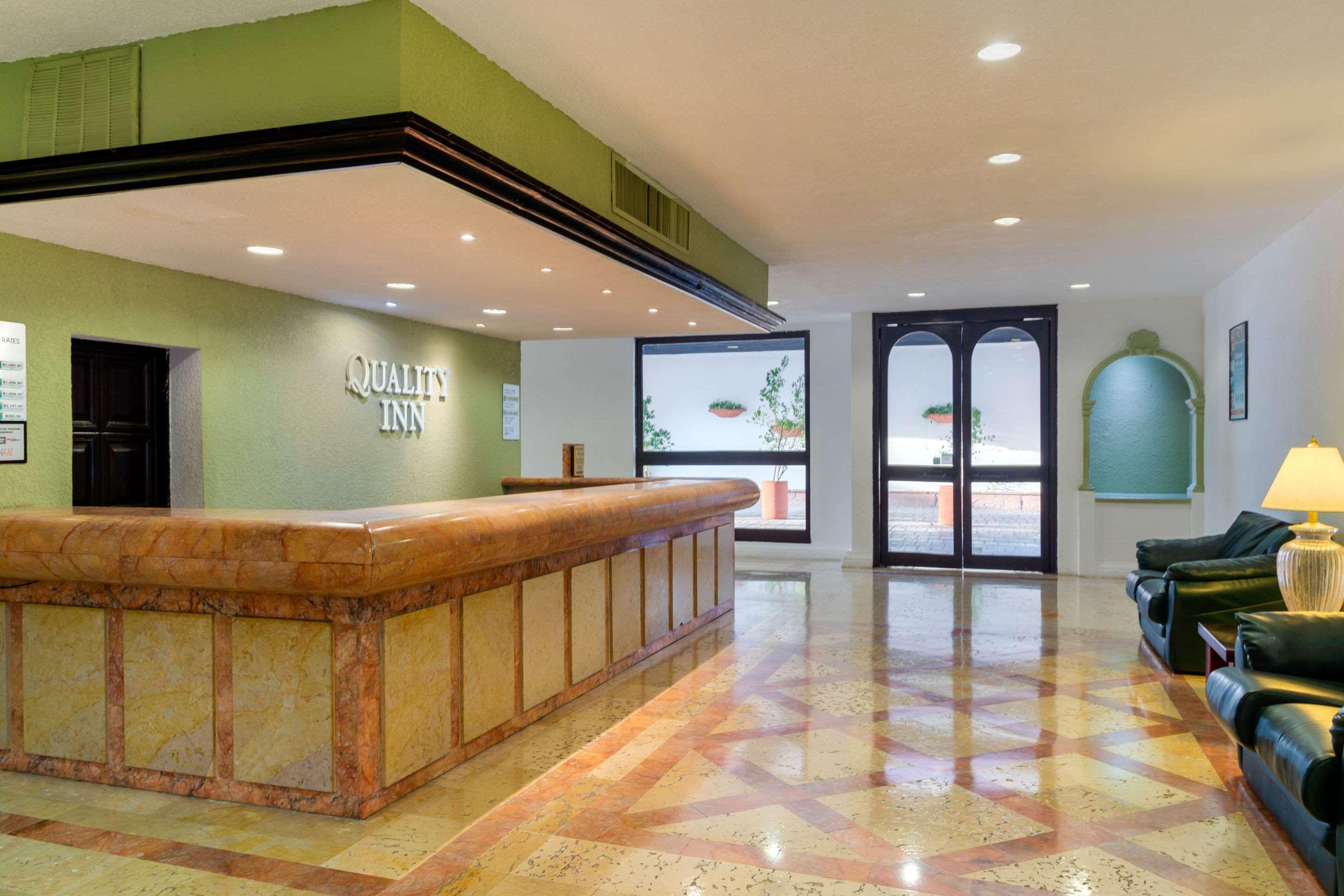 Quality Inn Нуэво-Ларедо Экстерьер фото