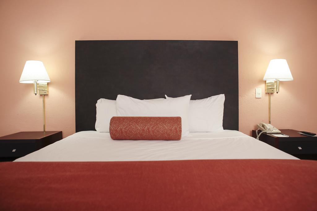 Quality Inn Нуэво-Ларедо Экстерьер фото