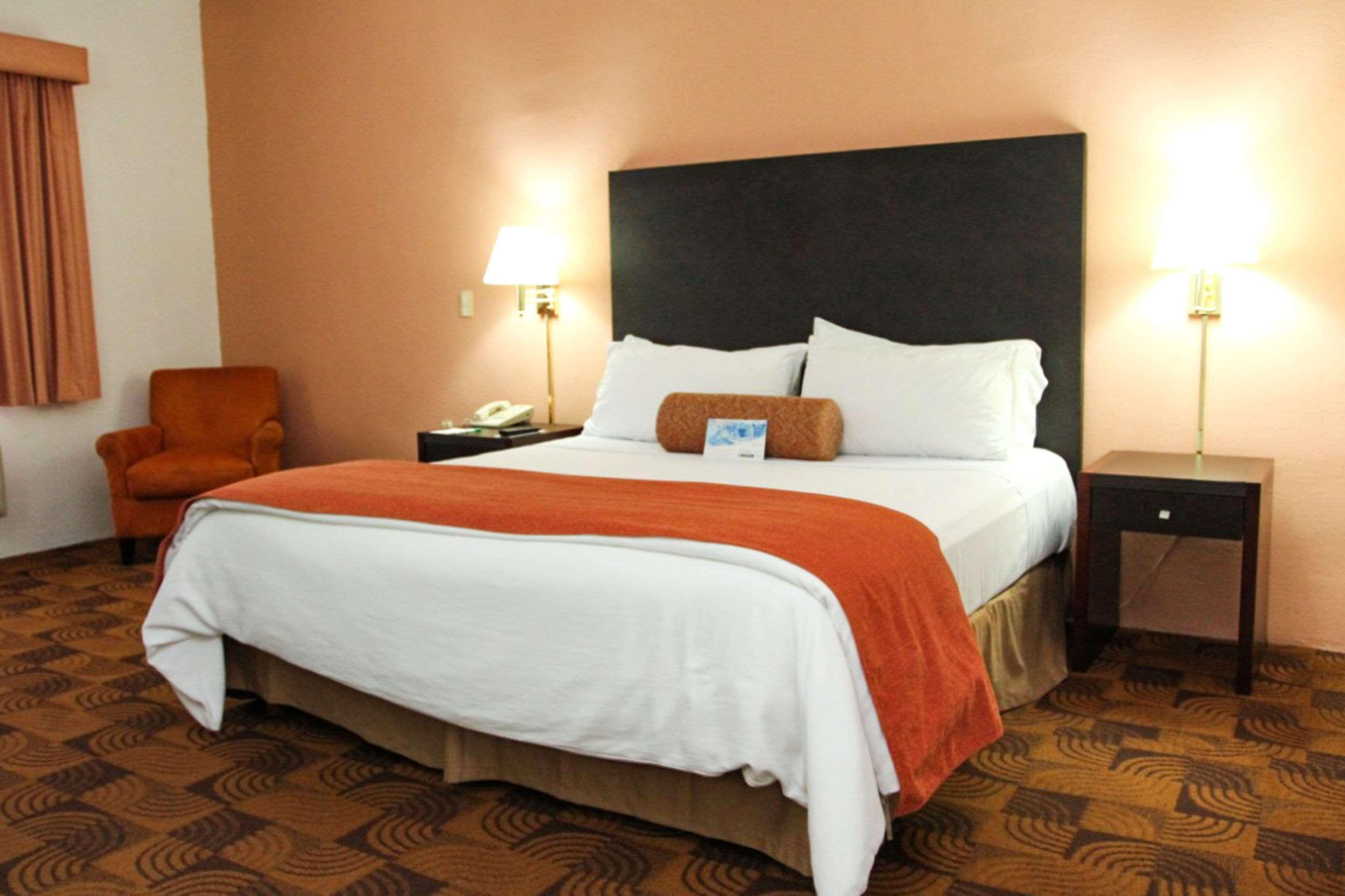 Quality Inn Нуэво-Ларедо Экстерьер фото