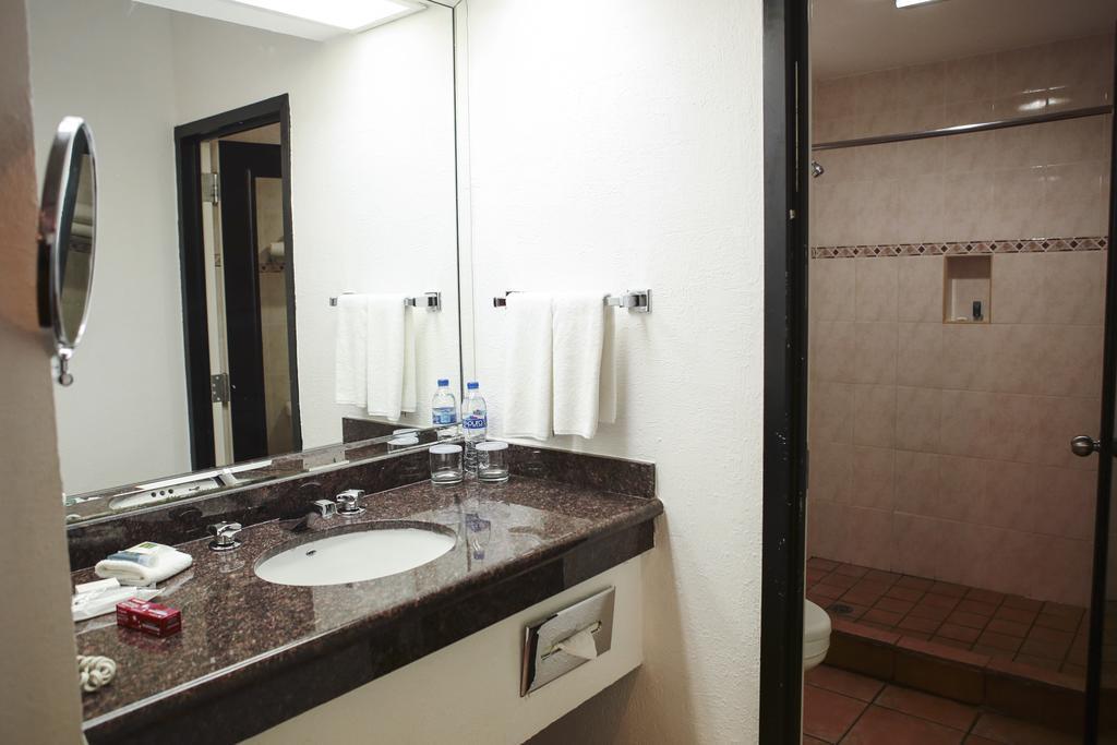 Quality Inn Нуэво-Ларедо Экстерьер фото