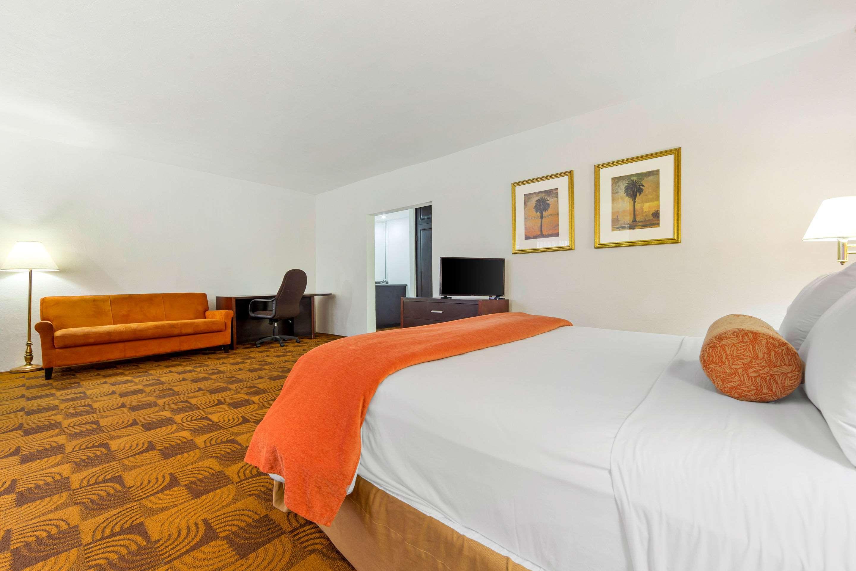Quality Inn Нуэво-Ларедо Экстерьер фото